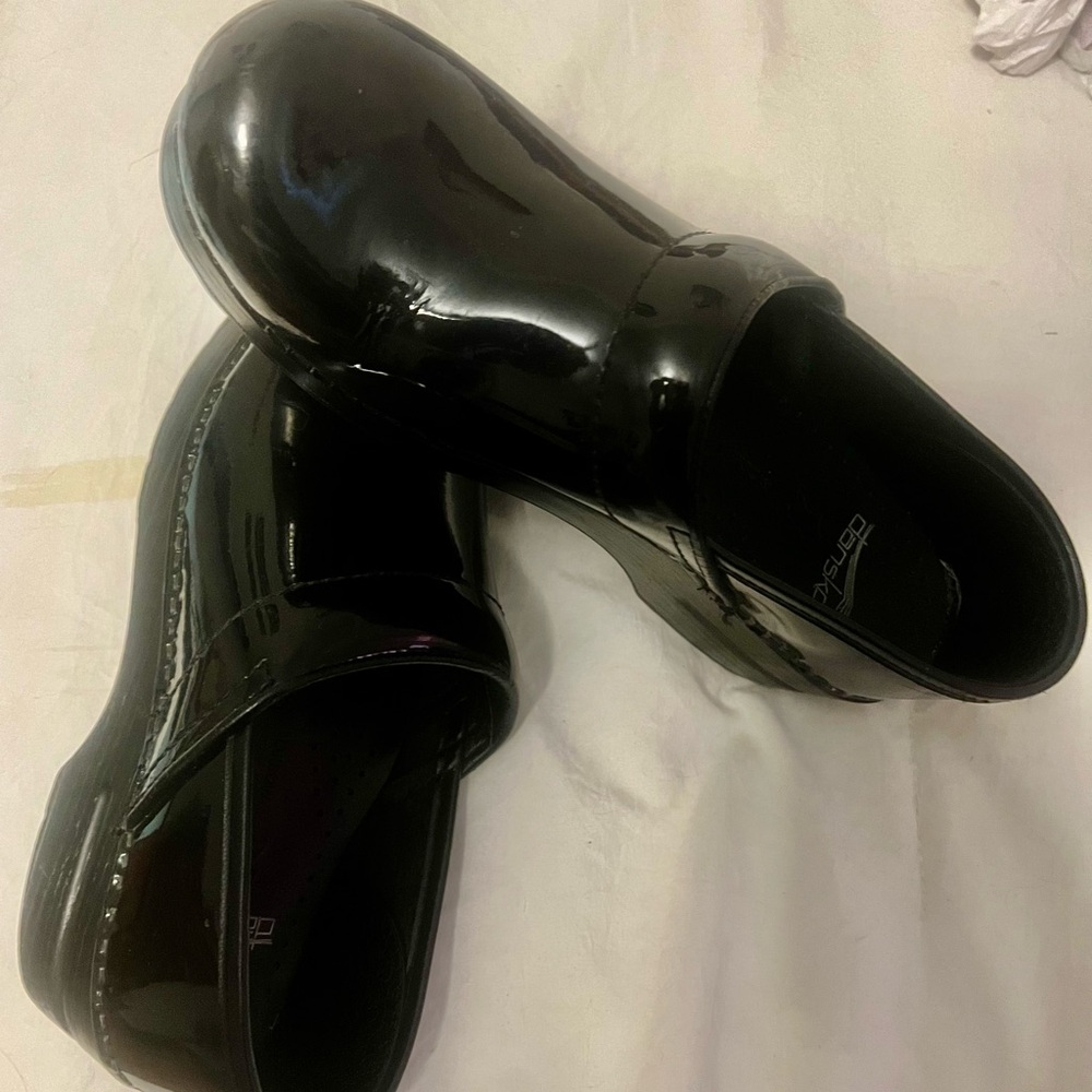 Dansko clogs, shiny black, size 39 (8 1/2-9)